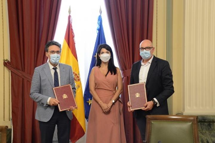El ministerio firma sendos convenios de colaboración con las dos redes españolas de desarrollo rural El ministerio firma sendos convenios de colaboración con las dos redes españolas de desarrollo rural