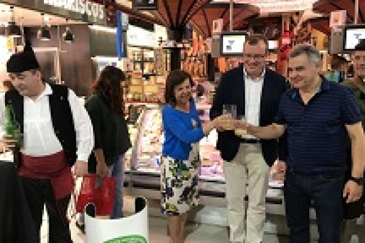 La consejera de Desarrollo Rural anima a los consumidores madrileños a degustar y comprar productos asturianos de calidad diferenciada porque son “únicos y seguros” La consejera de Desarrollo Rural anima a los consumidores madrileños a degustar y comprar productos asturianos de calidad diferenciada porque son “únicos y seguros”