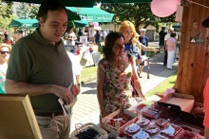 La consejera elogia el arándano asturiano como un producto "único y singular" cuya producción diversifica la economía rural La consejera elogia el arándano asturiano como un producto "único y singular" cuya producción diversifica la economía rural