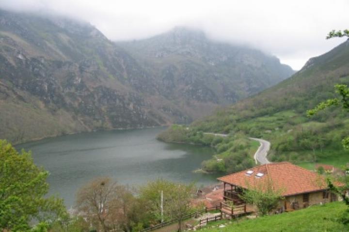 La Estrategia de Desarrollo Sostenible 2030 incluye la revitalización del medio rural y el reto demográfico como uno de sus ocho retos La Estrategia de Desarrollo Sostenible 2030 incluye la revitalización del medio rural y el reto demográfico como uno de sus ocho retos
