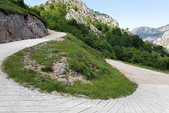 El Parque Nacional de los Picos de Europa concluye la mejora de las pistas de Sotres y Pandébano, en Cabrales El Parque Nacional de los Picos de Europa concluye la mejora de las pistas de Sotres y Pandébano, en Cabrales