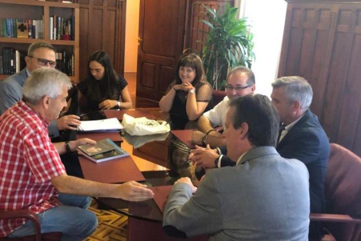 El presidente del Parlamento asturiano recibe con orgullo al ERP El presidente del Parlamento asturiano recibe con orgullo al ERP